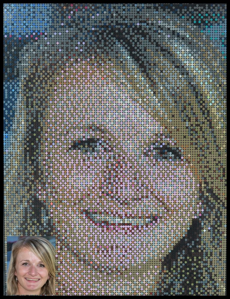 photographie + réalisation du portrait de fille blonde réalisée en briques